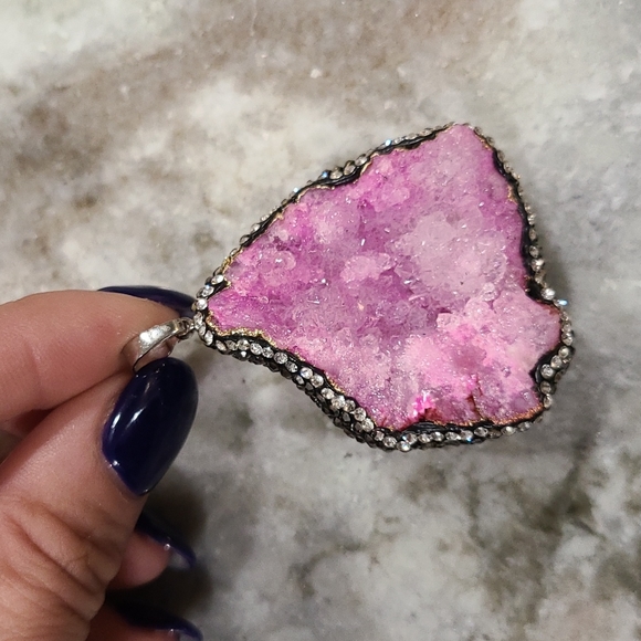 Jewelry - Rhinestones geode pink charm